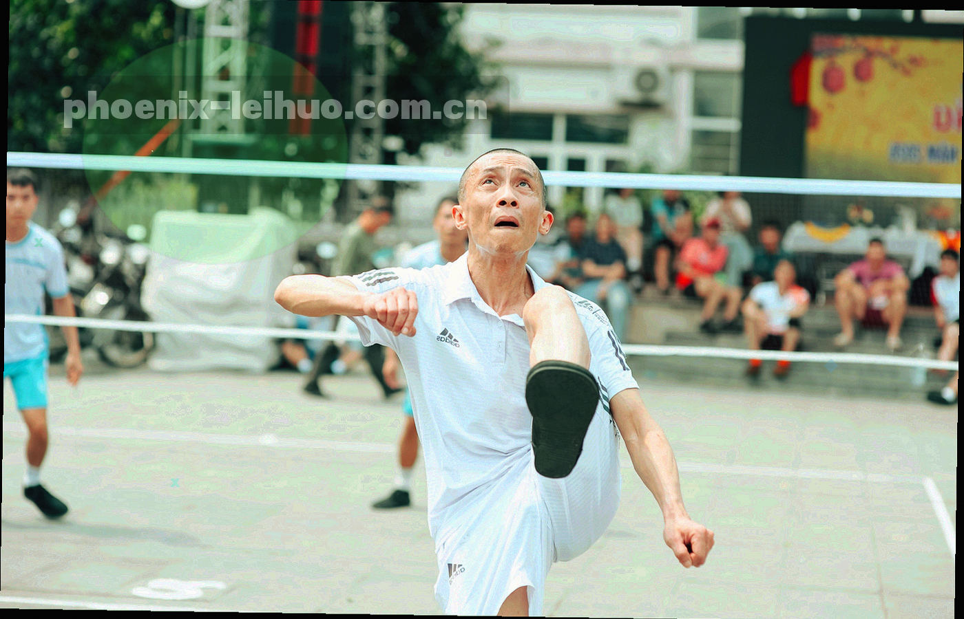 桌面端首次配置界面，赛事勾选列表与战队搜索框被橙色标注线指出
